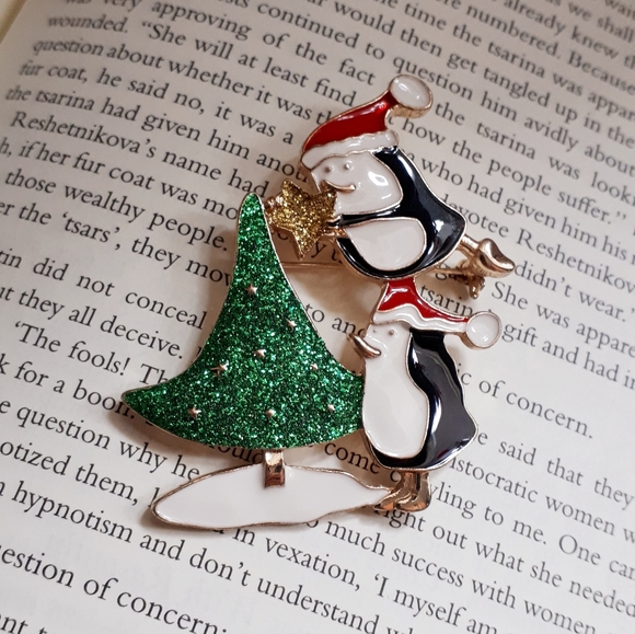 Vintage enamel Christmas tree and penguins brooch - Picture 9 of 10